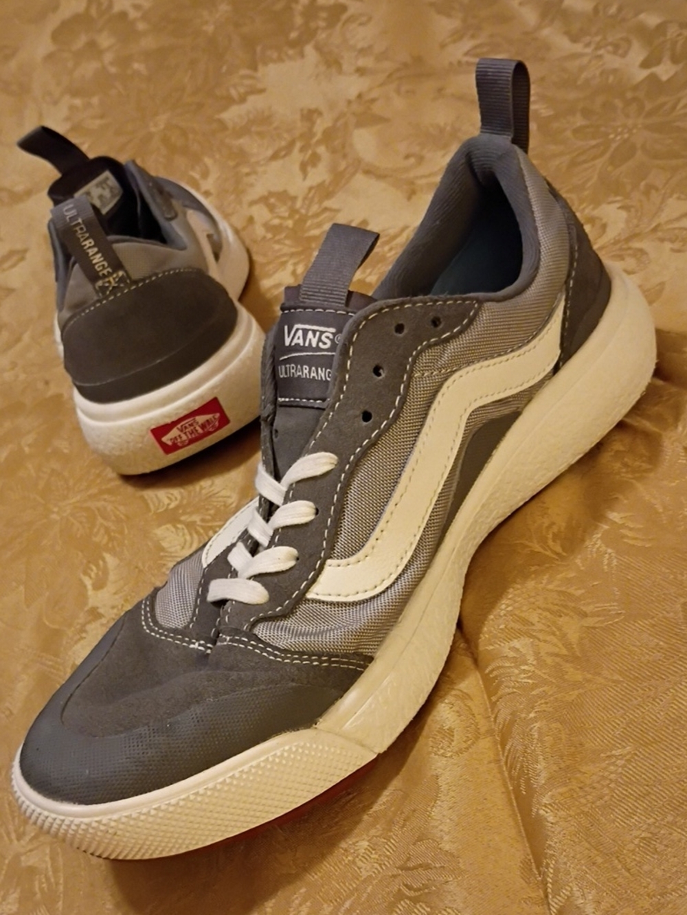 VANS UltraRange EXO Men's Gray Suede and White Low-Top Men's 8.0 Women's 9.5